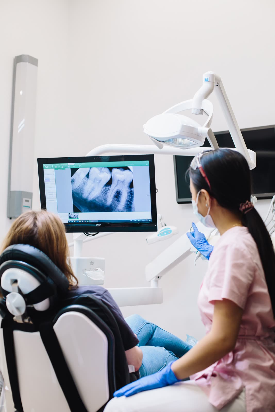 Artvin Borçka'da Ermiş Dental diş kliniğinde dijital röntgen üzerinden muayene